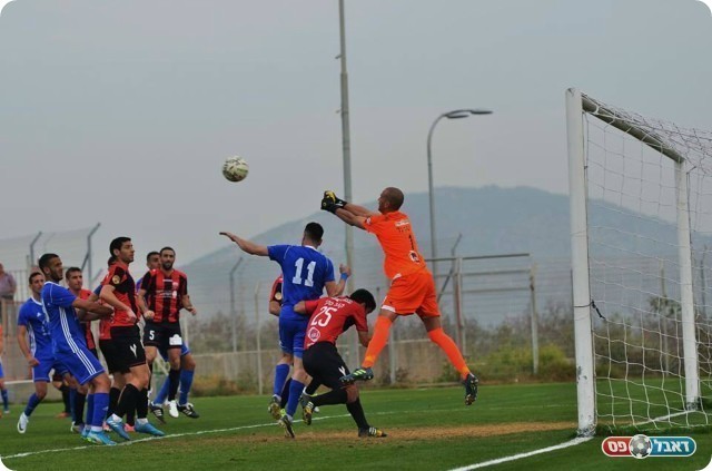 זיסקינד מרחף מעל שחקני שתי הקבוצות (אבי רביבו)